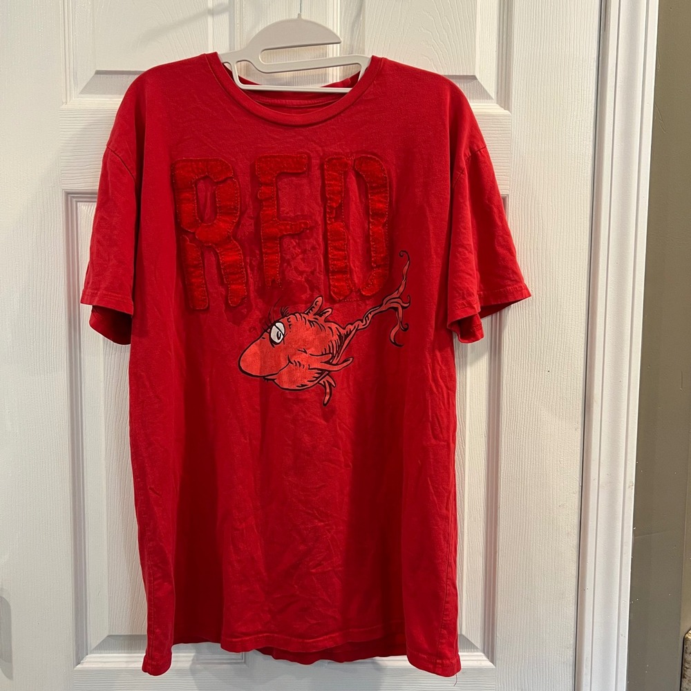 Universal Studios Dr Seuss One Fish Two Fish Red Fish Graphic T-Shirt Large
